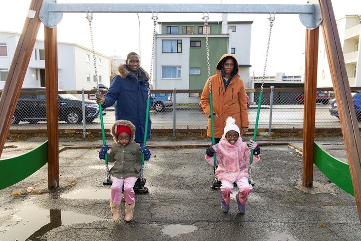 Regine Marthe og Elodie Marie ásamt foreldrum sínum, þeim Bassirou Ndiaye og Mahe Diouf sem hafa búið hér og starfað í næstum sjö ár.