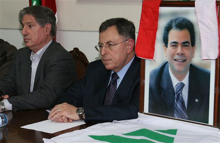 Mynd af hinum myrta Pierre Gemayel var í heiðurssessi. Lengst til vinstri situr Amin Gemayel, fyrrverandi forseti, sem er faðir hins myrta. Í miðjunni er Fouad Siniora, forsætisráðherra.