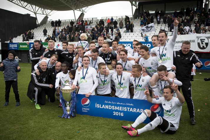 FH-ingar fagna áttunda Íslandsmeistaratitli sínum.