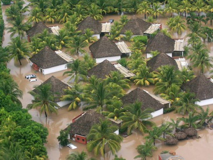 Flóðin í El Salvador hafa kostað að minnsta kosti 92 lífið. Mynd/AP