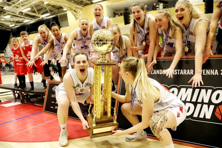 Guðbjörg Sverrisdóttir og Hallveig Jónsdóttir lyfta Íslandsbikarnum.