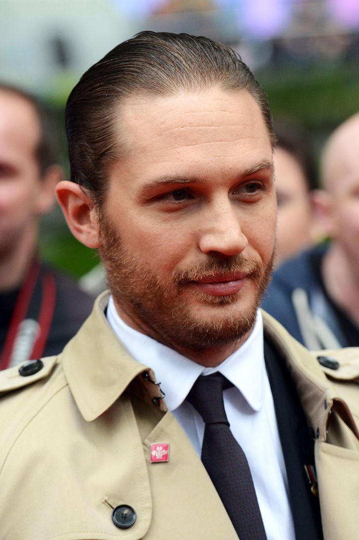 Tom Hardy leikur vanalega hörkutól en mun leika Elton John í nýrri mynd.