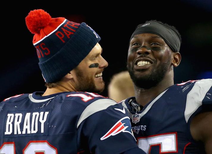 Brady og Chandler Jones brosa eftir að sigurinn var í höfn.