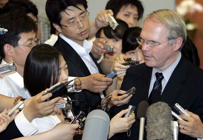 Christopher Hill Erindreki Bandaríkjastjórnar umkringdur fréttamönnum í Seoul.