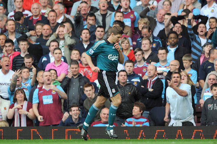 Steven Gerrard fagnar síðara marki sínu í dag.