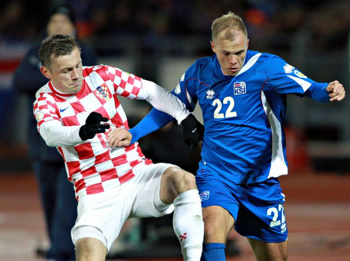 Olic í harðri baráttu við Eið Smára