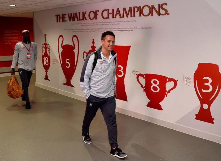 Michael Owen í leikmannagöngunum á Anfield en hann hjálpaði félaginu að vinna nokkra af þessum titlum.