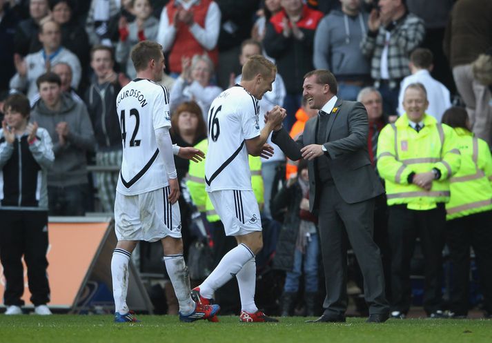 Rodgers fagnar með Garry Monk og Gylfa eftir sigurinn á Manchester City á dögunum.