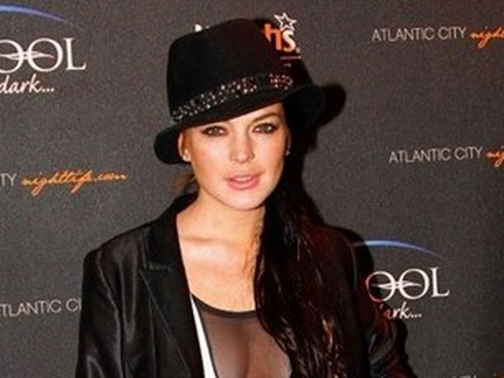 Linday Lohan vill 100 milljónir dollara. Mynd/ AFP.