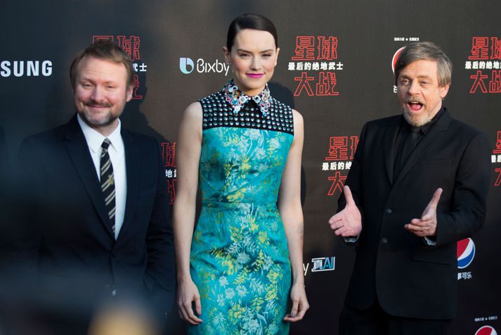 Rian Johnson er hér til vinstri ásamt þeim Daisy Ridley og Mark Hamill sem fara með hlutverk Rey og Luke