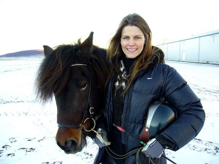 Komið að opnunardeginum. Afrekskonan Ragnheiður Ragnarsdóttir mun vígja sundlaugina ásamt grunnskólabörnum frá Hofsósi en það eru athafnakonurnar Steinunn Jónsdóttir og Lilja Pálmadóttir sem gáfu íbúunum hana.