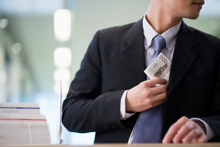 Maðurinn er sakaður um að hafa dregið að sér fé í 113 skipti.