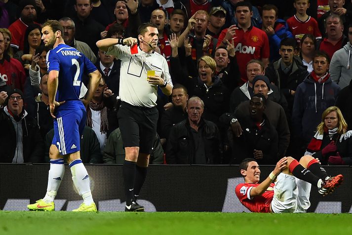 Phil Dowd er hér búinn að gefa Branislav Ivanovic rauða spjaldið.