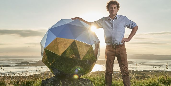 Peter Beck, stofnandi Rocket Lab með Mannkynsstjörnuna. Gervihnötturinn er með 65 hliðar til að hann skíni sem skærast.