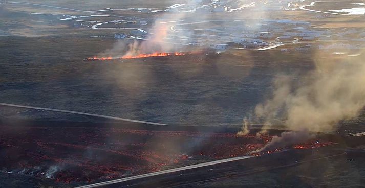 Hraun hefur náð yfir Grindavíkurveg