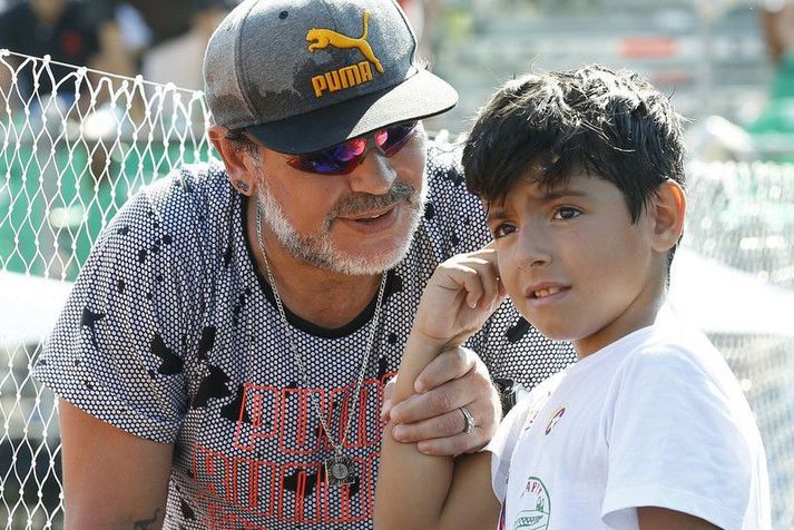 Benjamin Aguero með afa sínum, Diego Maradona heitnum, fyrir nokkrum árum síðan.