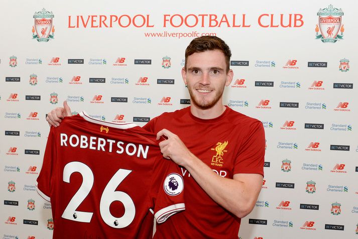 Andy Robertson með Liverpool-treyjuna sína.