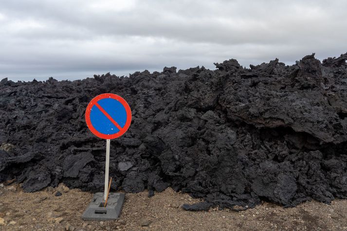 Hætta er talin á að hraun nái yfir varnargarða austan Grindavíkur ef kraftur gossins aukist á ný.