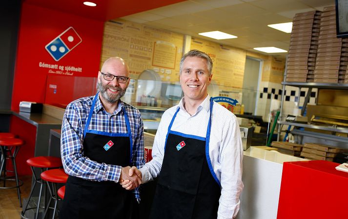 Birgir Örn Birgisson, framkvæmdastjóri Domino's Pizza á Íslandi, og Árni Stefánsson, forstjóri Vífilfells, skelltu á sig svuntum á Domino's í Lóuhólum eftir að hafa undirritað samstarfssamninginn.