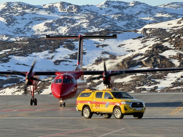 Fyrsta flugvélin lent nýja á flugvellinum í Qaqortoq.