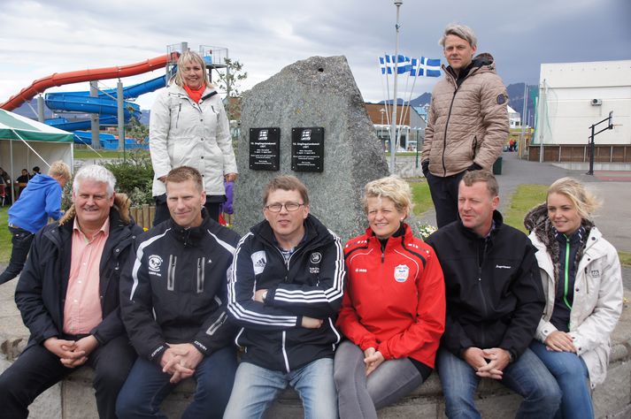 Frá vinstri eru: Ómar Bragi Stefánsson, framkvæmdastjóri Unglingalandsmóta UMFÍ,  Gunnar Ingi Valgeirsson, unglingalandsmótsnefnd, Valdemar Einarsson, unglingalandsmótsnefnd, Matthildur Ásmundardóttir, formaður unglingalandsmótsnefndar, Ásgrímur Ingólfsson, unglingalandsmótsnefnd, og Ástrós Sygnýjardóttir verkefnastjóri. Standandi fyrir aftan eru Helga Guðrún Guðjónsdóttir, formaður UMFÍ, og Hjalti Þór Vignisson bæjarstjóri Sveitarfélagsins Hornafjarðar.