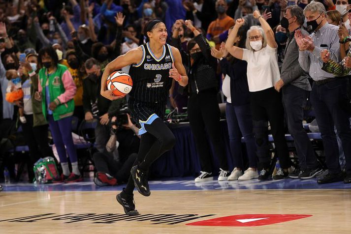 Candace Parker hleypur með boltann eftir lokaflautið og lið hennar Chicago Sky var orðið WNBA meistari.