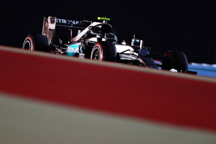 Nico Rosberg á Mercedes bílnum á flóðlýstri brautinni í Bahrein.