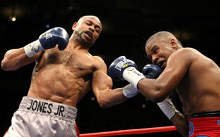 Roy Jones saumar hér að Felix Trinidad