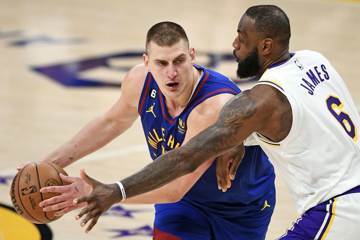 LeBron James verst gegn Nikola Jokic í leiknum í Los Angeles í nótt.