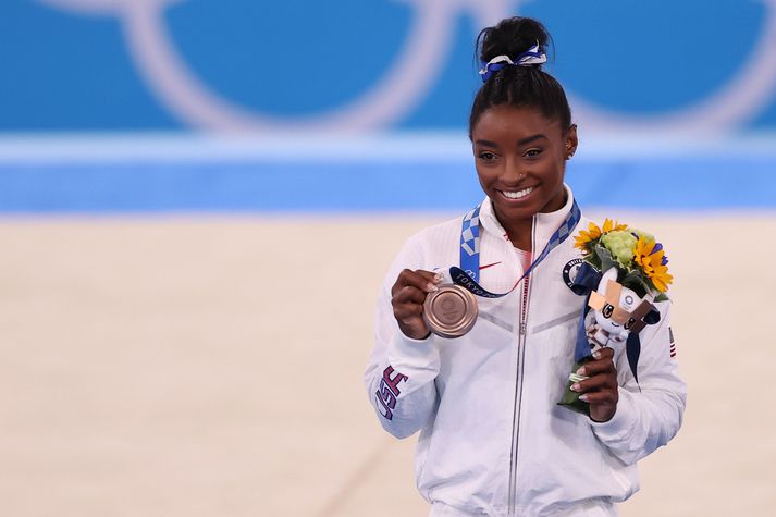 Simone Biles með bronsverðlaunin sem hún fékk fyrir æfingar sínar á jafnvægisslá.