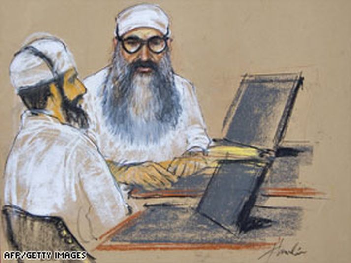 Teikning frá réttarhöldunum sem sýnir sakborningana Walid bin Attash og Khalid Sheikh Mohammed í júní síðastliðnum.