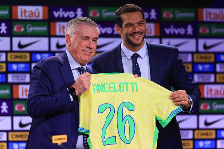Carlo Ancelotti sést hér ásamt forseta brasilíska knattspyrnusambandsins, Samir Xaud.
