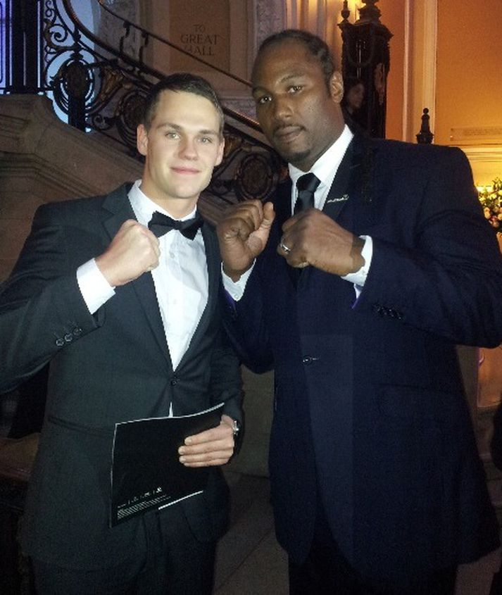Arnar pósar með Lennox Lewis.