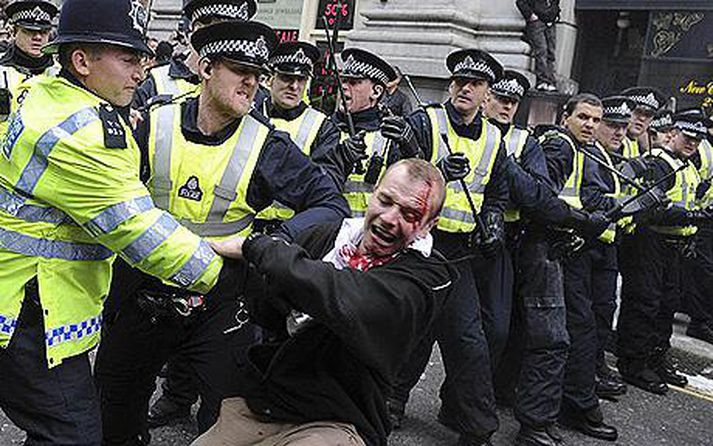 Lögregla berst við mótmælendur meðan á G20-ráðstefnunni stóð.