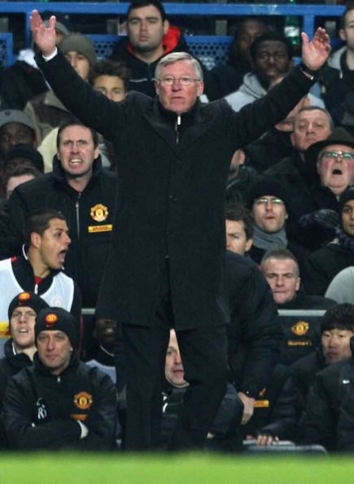 Ferguson fórnar höndum á hliðarlínunni á Stamford Bridge í gær.