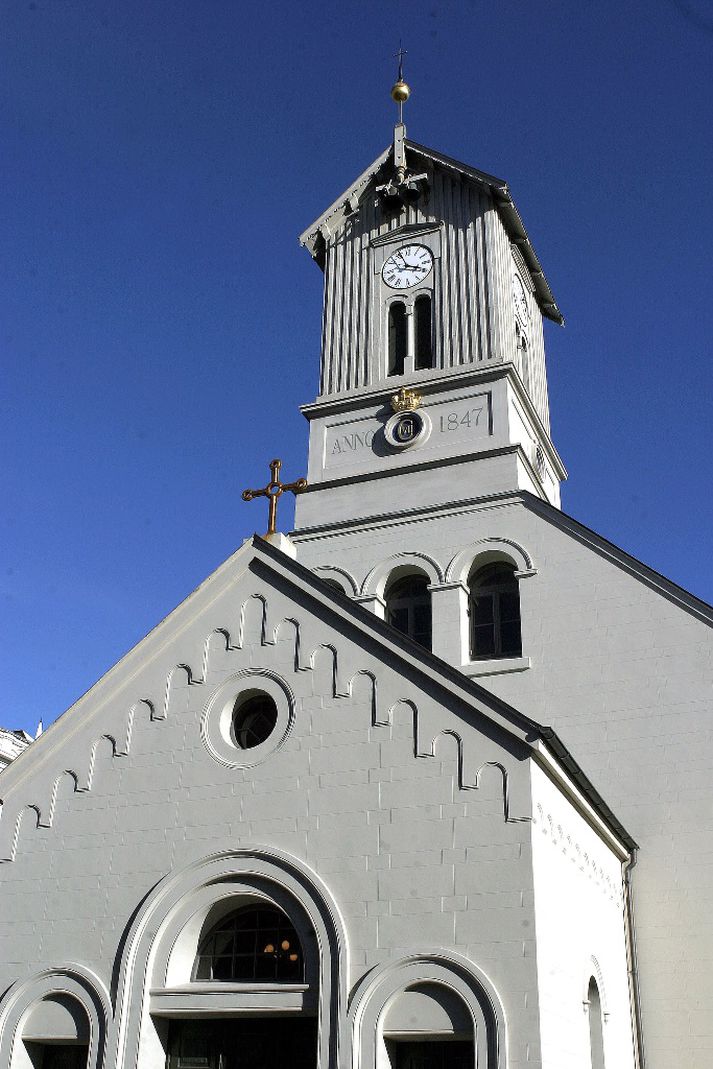 Lögreglan lýsir eftir vitnum að líkamsárás við Dómkirkjuna sem átti sér stað aðfaranótt sl. sunnudags.