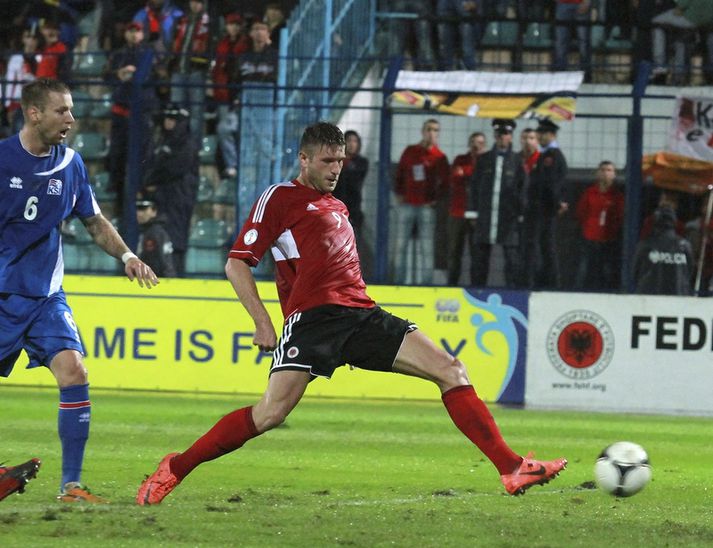 Edgar Cani skorar hér mark Albaníu í leiknum í kvöld.