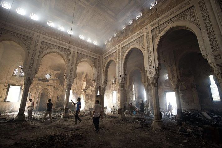 Rabaa al Adawíja-moskan í Kaíró, ein þekktasta moska borgarinnar, er illa farin eftir átökin á miðvikudag. Rétt við moskuna voru stærri búðirnar af tveimur búðum mótmælenda sem rýmdar voru.