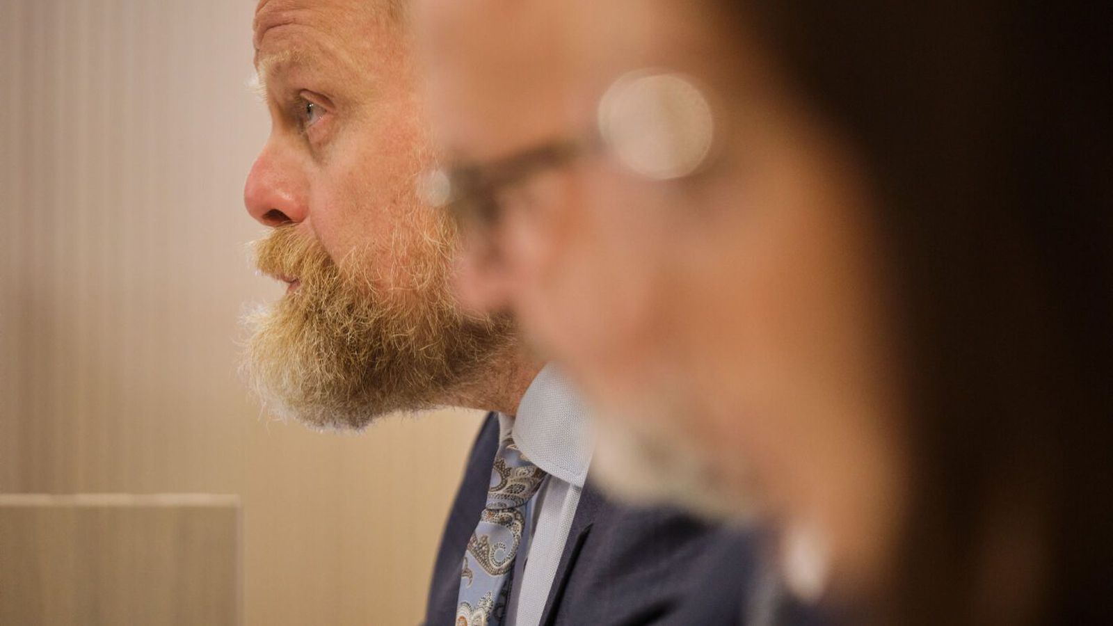 Aðhalds­stigið „aukist veru­lega“ og spá því að vextir lækki um 50 punkta