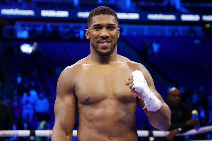 Anthony Joshua rotaði mótherja sinn í annarri lotu þrátt fyrir að falla tvisvar í bardaganum.
