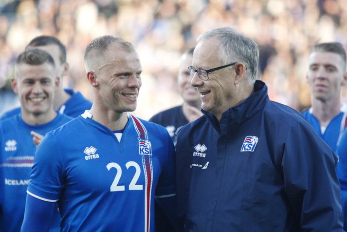 Eiður Smári Guðjohnsen og Lars Lagerbäck eftir leikinn.