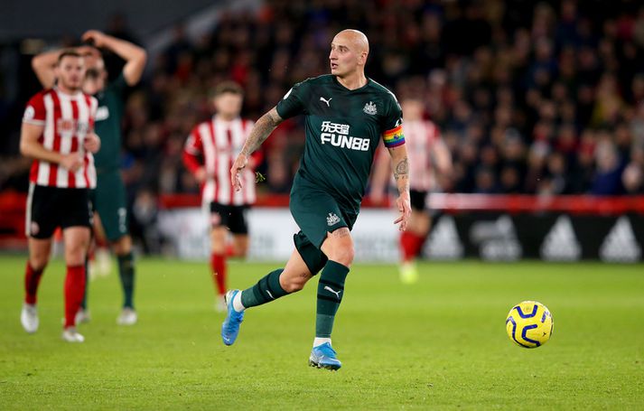 Jonjo Shelvey sér flaggið en ákveður samt að setja boltann í markið.