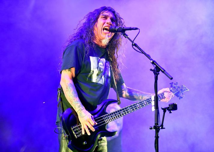 Tom Araya, söngvari og bassaleikari Slayer, á sviði, eflaust að syngja um dauða og djöful.