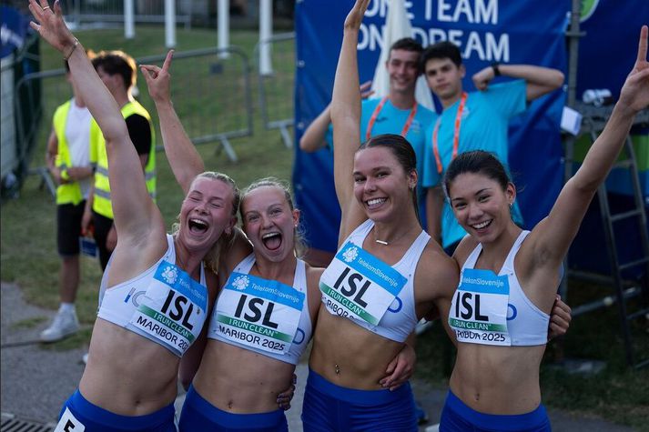 Júlía Kristín Jóhannesdóttir, María Helga Högnadóttir, Ísold Sævarsdóttir og Eir Chang Hlésdóttir kepptu fyrir Íslands í 4×100 metra boðhlaup kvenna og fögnuðu sigri.
