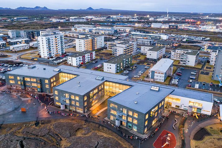 Eitt atvikið kom upp á skólalóð Hraunvallaskóla þar sem unglingar urðu fyrir barðinu á ákærðu.