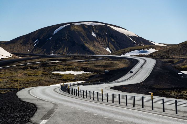 Fram kemur í dómum að lögreglumenn við embætti utan höfuðborgarsvæðisins hafi skutlað manninum til Reykjavíkur. Lögreglumenn af höfuðborgarsvæðinu hafi ekið á móti þeim og tekið við manninum.