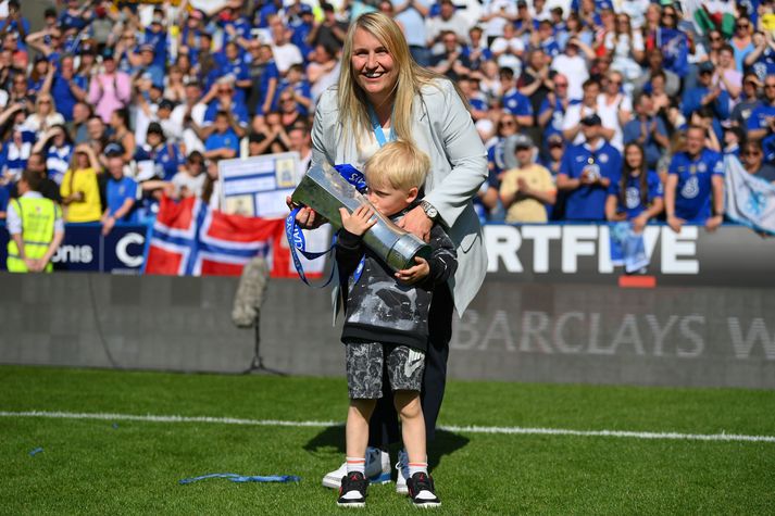 Emma Hayes fagnar hér einum af mörgum titlum sínum með Chelsea með syni sínum.