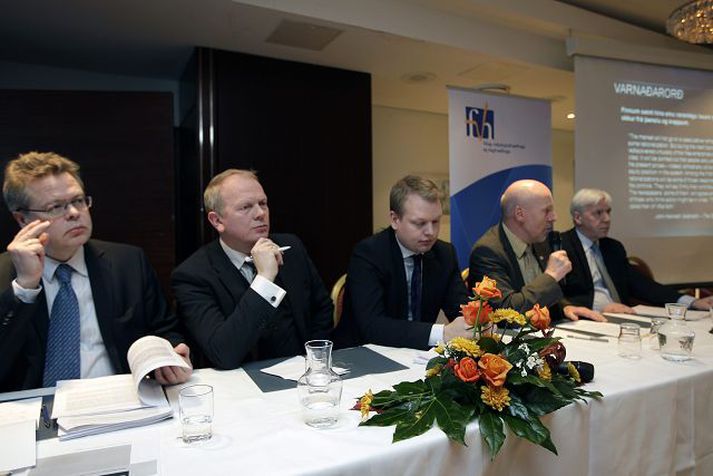 Már Guðmundsson seðlabankastjóri, Illugi Gunnarsson þingmaður, Gísli Hauksson, framkvæmdastjóri Gamma, Steingrímur J. Sigfússon fjármálaráðherra og Ragnar Árnason prófessor, ræddu stjórn peningamála á Hótel Loftleiðum.
Fréttablaðið/Vilhelm