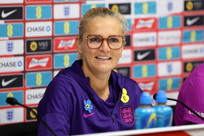 Þjálfarinn sigursæli Sarina Wiegman þurfti að horfa upp á lið sitt tapa 4-0 gegn Spáni á föstudaginn og þar með náðu Spánverjar efsta sæti undanriðilsins.
