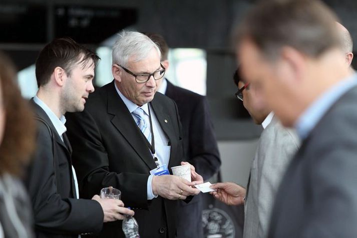 Sveinn Áki Lúðvíksson, sölustjóri LS Retail, afhendir gesti nafnspjald á ConneXion 2014-tækniráðstefnunni.